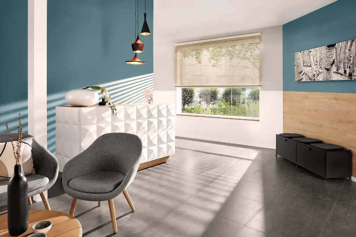 Wohnzimmer mit weißen Jalousien am Fenster und moderner Einrichtung