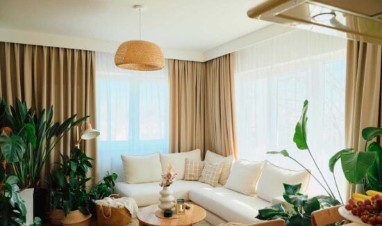 Beige und weiße Vorhänge in einem modern eingerichteten Wohnzimmer